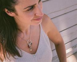 N-08  שרשרת כסף עם תליון לחריטה בהתאמה אישית ואבני חן