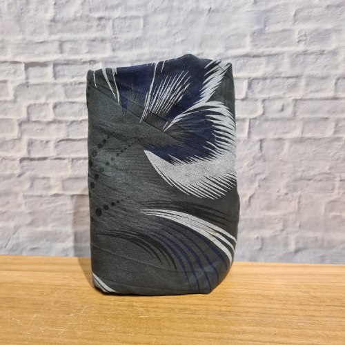 צעיף איטלקי אפור כהה פרחים גדולים כחול לבן