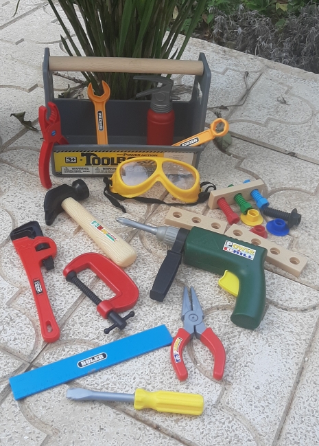 ארגז כלים צעצוע מלא באביזרים וציוד לתיקון כל תקלה, עשוי פלסטיק איכותי, כולל את כל מה שבתמונה