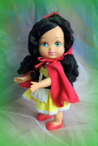 בובת כיפה אדומה מהסרת בובות מהאגדות של MGA , יפה אמיתית, כ 23 ס"מ במצב מצויין