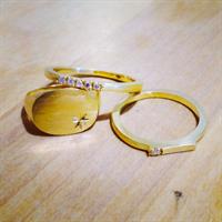 טבעת מעוצבת בשיבוץ חמישה אבני חן