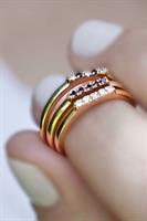 טבעת מעוצבת בשיבוץ חמישה אבני חן