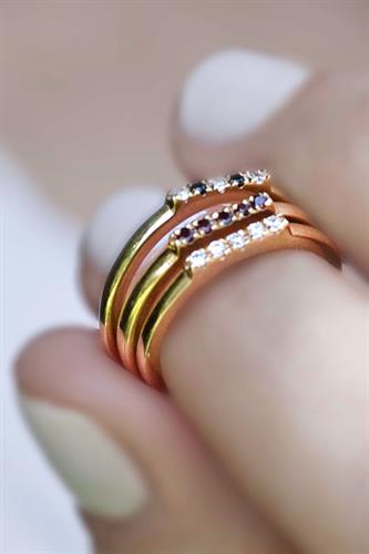 טבעת מעוצבת בשיבוץ חמישה אבני חן