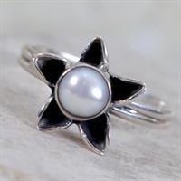 טבעת פרח משובצת פנינה RG6308