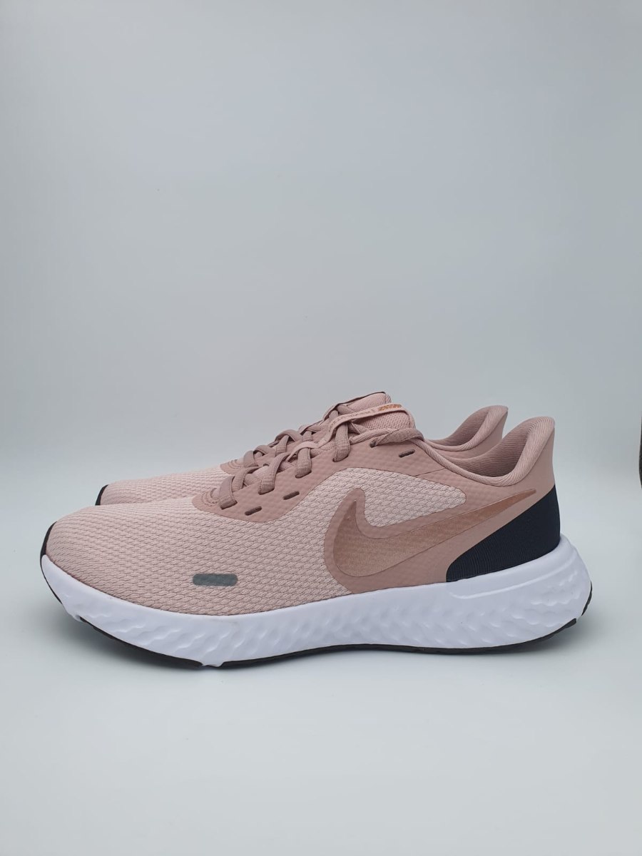 nike revolution 5 beige