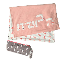 מארז מתנה ליולדת בהתאמה אישית: שמיכת חורף ונרתיק טיטולים (ניתן לבחור צבע וכיתוב)