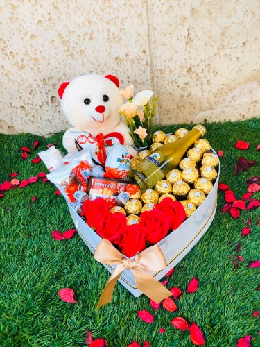 מארז לב פרחים, שוקולד ושמפנייה 24K - תוספת דובי