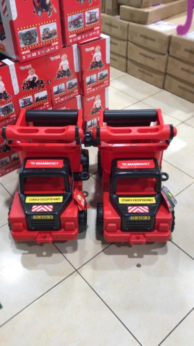 משאית גדולה עם מכולה