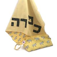 מארז מתנה ליולדת בהתאמה אישית: שמיכת קיץ ונרתיק טיטולים (ניתן לבחור צבע וכיתוב)