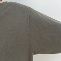 חולצה מדגם איה (שרוול קצר) מבד ריב בצבע זית