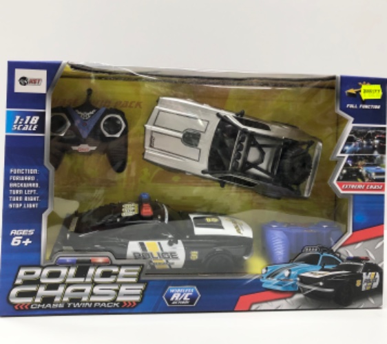 זוג מכוניות על שלט גדול