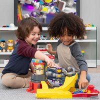 מסלול מכוניות עם מגדל גבוה מפרץ ההרפתקאות