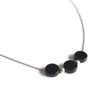 שרשרת עדינה עם אבני אוניקס דגם אצבעונית