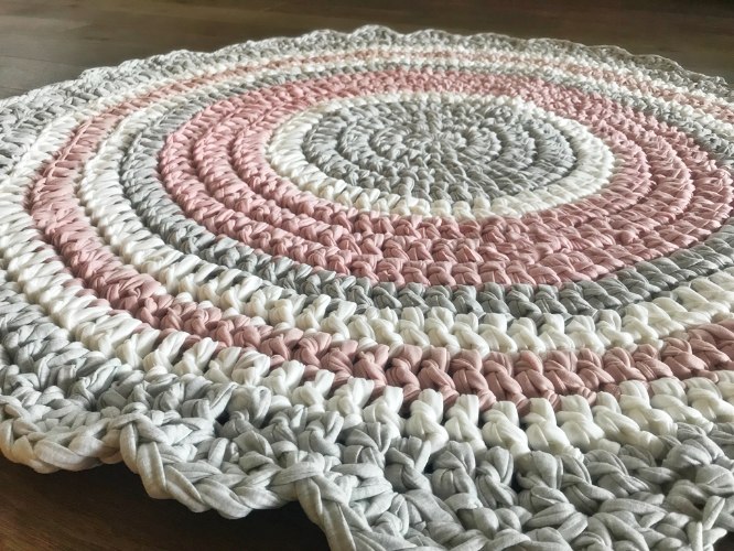 שטיח לחדר של ילדה, שטיח סרוג, ורוד מעושן, ורוד עתיק, שטיח בגוונים מעושנים, שטיחים סרוגים, שטיחים, שטיח לחדר ילדים, שטיח עגול, שטיח ורוד ואפור, שטיח ורוד מעושן , ורוד עתיק