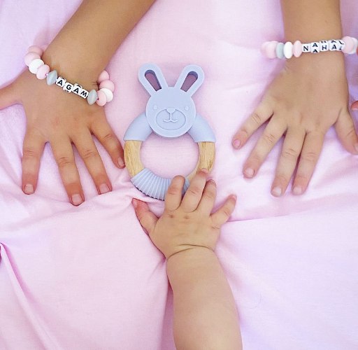 נשכן ארנב אפור סגלגל -טבעת עץ בשילוב דמות ארנב מסיליקון