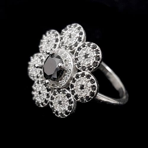 טבעת כסף פרח משובצת אבני זרקון לבנות ושחורות RG3240 | תכשיטי כסף 925 | טבעות כסף