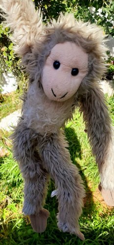 קוף חיבוקי עם סקוצ'ים בגפיים מבית wild republic