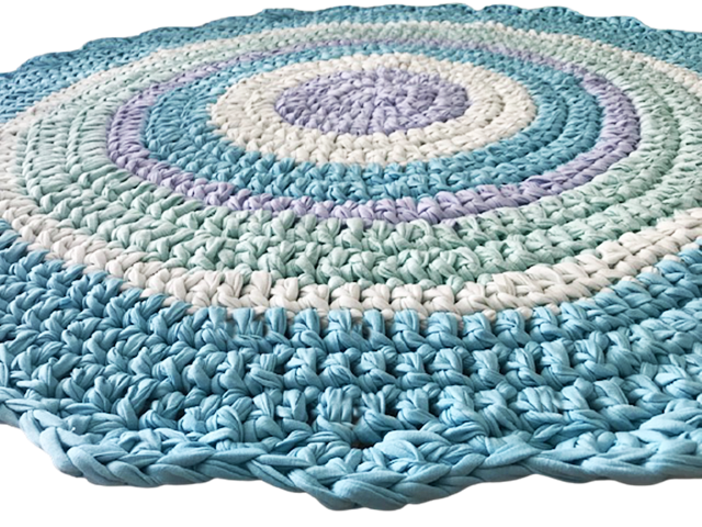 שטיח סרוג, שטיח בחוטי טריקו, שטיח מטריקו בצבעים של ים, שטיח תורכיז ותכלת, שטיח עגול סרוג, שטיח לחדר ילדים