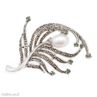 סיכה מכסף מעוצבת משובצת מרקזטים, אבני אמרלד ופנינה לבנה T6189 | תכשיטי כסף