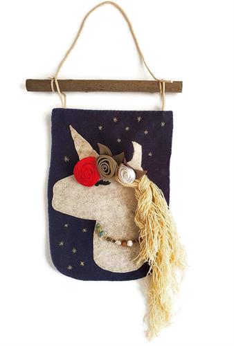 חד קרן לתליה על הקיר- ראש חד קרן פרחים אדומים