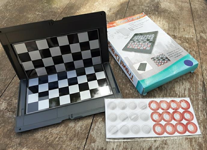 משחק דמקה מגנטי, במיוחד למטיילים, עמיד ודק במיוחד , לא שוחק מעולם, המגנטים עדיין באריזה, של  boyz toyz