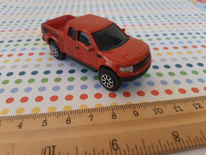 רכב שטח קטן ממתכת