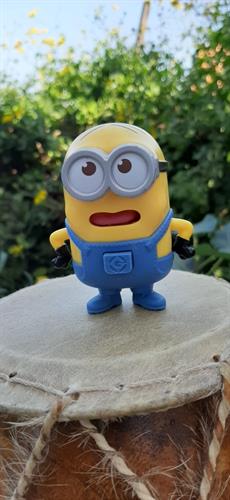 מיניון של מקדונלד, מוציא לשון בלחיצה על הכיס שלו. הורס!