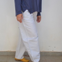 מכנסיים מדגם נור בצבע לבן עם פסים כחולים דקים לרוחב