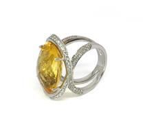 טבעת סיטרין צהוב ויהלומים מעוצבת בזהב לבן 18 קראט