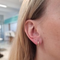 עגילי חישוק זהב חצי חריטת לייזר דקים 1.2 ס"מ