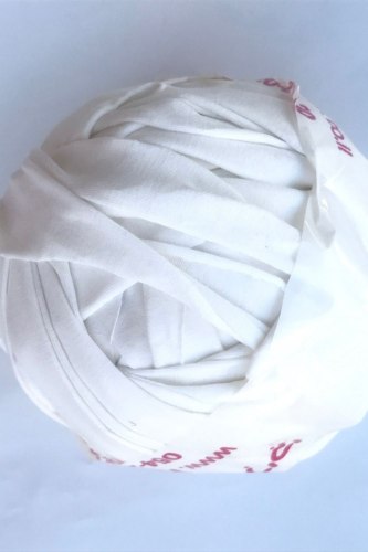 עודפי ייצור של חוטי טריקו פרוסים לסריגה צבע שמנת אופוויט