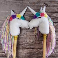 חד קרן על מקל עם שיער פסטל ופרח סגול