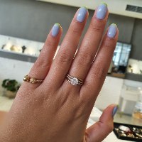 טבעת זהב עם זרקון ושתי שורות זרקונים