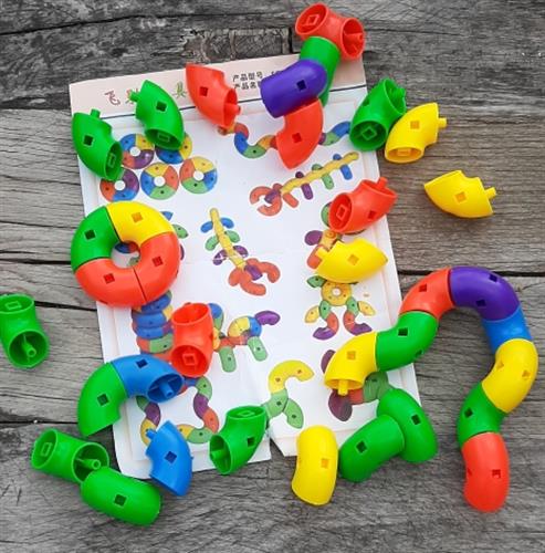 משחק הרכבה, מחברים צבעוניים המתחברים זה לזה בכמה דרכים, איתם אפשר להרכיב נחשים, טבעות ודמויות שונות. מגיע עם דף השראה :)