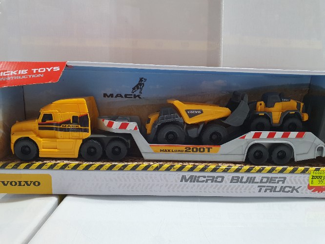 משאית גוררת 2 טרקטורים קטנים