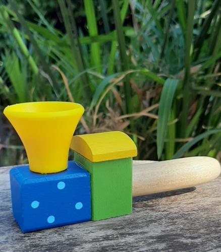 קטר עץ מפריח בועות סבון, טובלים במי סבון, נושפים והופ