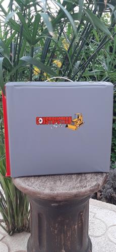 מזוודת מכוניות עם מלא חלקים להרכבת מוסך