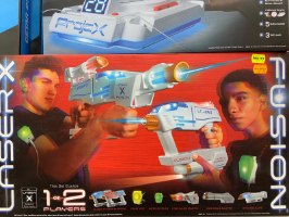 2 תותחי לייזר עם ידית הסתערות עם כוונת ממוקדת ופנס + רגשים בזרוע ובחזה!