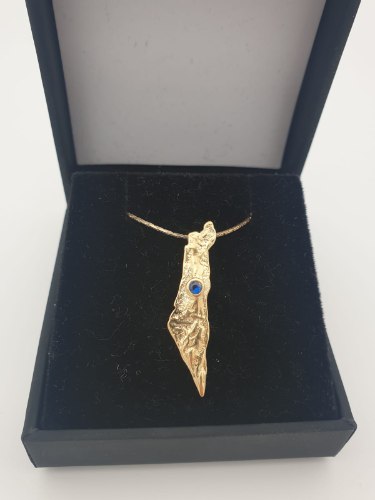 תליון ארץ ישראל טיפוגרפי כסף טהור בציפוי זהב טהור שיבוץ אבן כחול