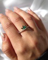 טבעת פרח זרקונים ירוקים