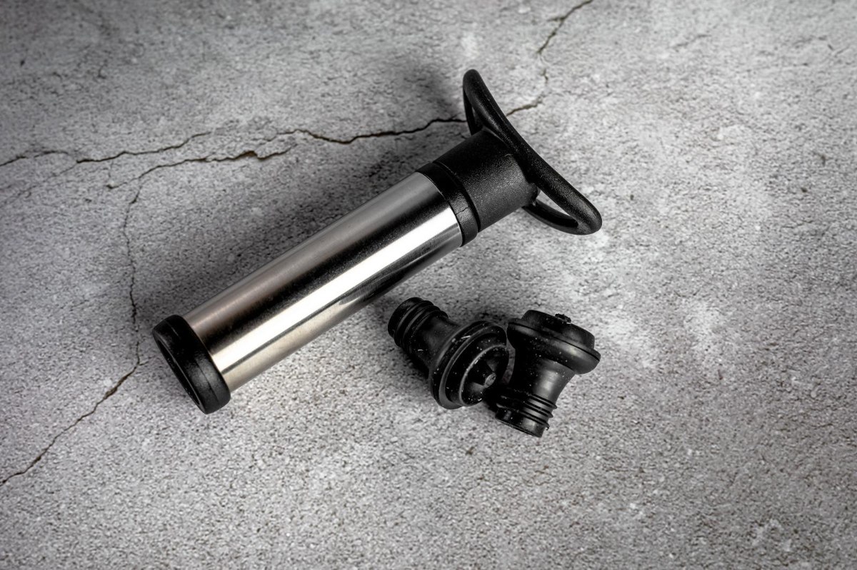 משאבת ואקום לסגירת בקבוקי יין + 2 פקקים