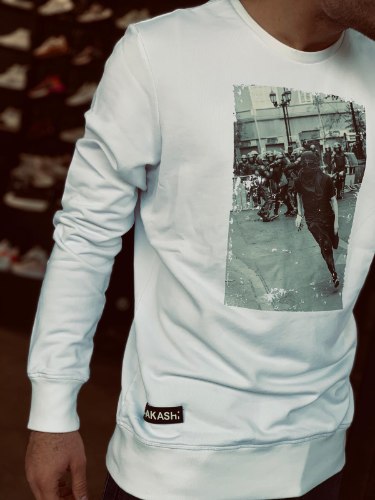 סווטשירט T - AKASHI  צבע לבן/שחור