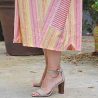 שמלה מדגם אריאל עם דוגמה של פסים בצבעים רכים של גלידה