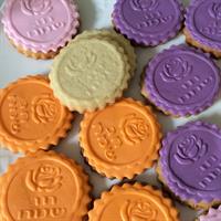 חותמת חג שמח ופרח - תבליט עם מסגרת מסולסלת - לבצק סוכר