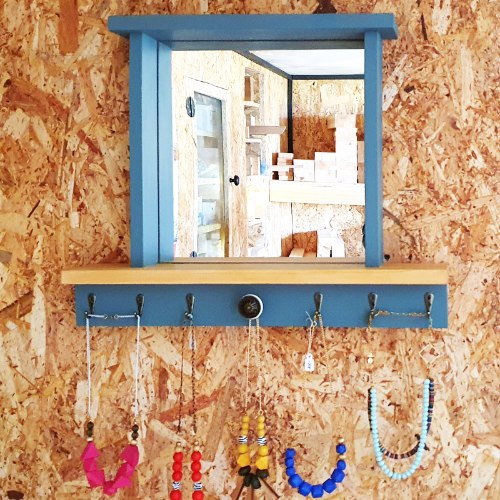 מתלה לתכשיטים עם מראה