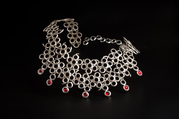 ענק טבעות בשילוב אבן אדומה