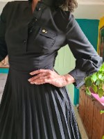 שמלה שחורה קלאסית פליסה M/L