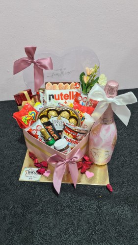 מארז לב שוקולדים מפנק כולל שמפניה/יין