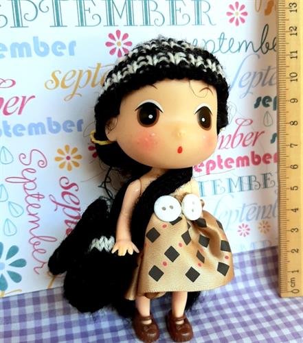 בובה לבושה בסגנון רטרו, לתלייה על מחזיק מפתחות