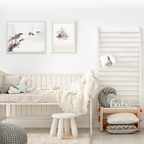 תמונה מינימליסטית לחדר שינה בצבעים סגולים